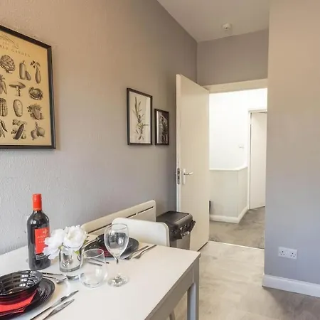 Sofa Bed / Wi-fi / / Long Term Discounts Apartman Bristol